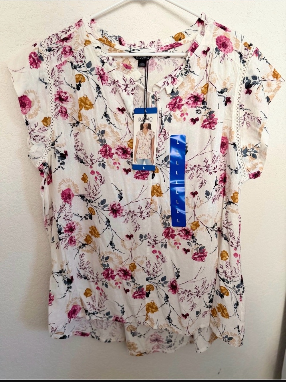 Buffalo David Bitton White Floral Ruffle V-Neck Short Sleeve Top